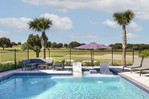 Sunbath on one of the two ledge loungers