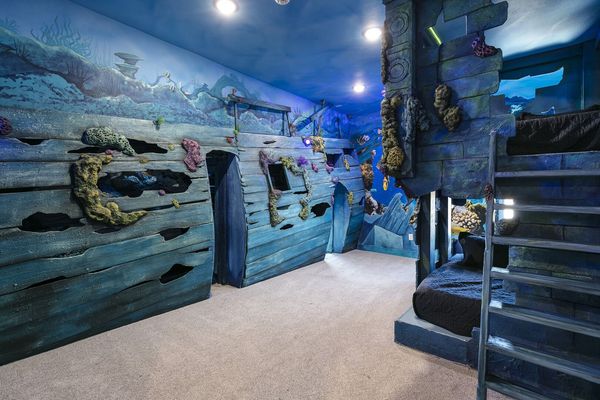 Explore what lies in the ocean in this bedroom!