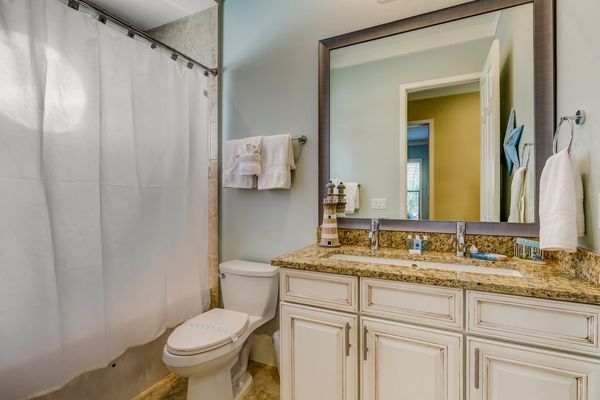 Upstairs hallway bathroom with a shower/tub combination