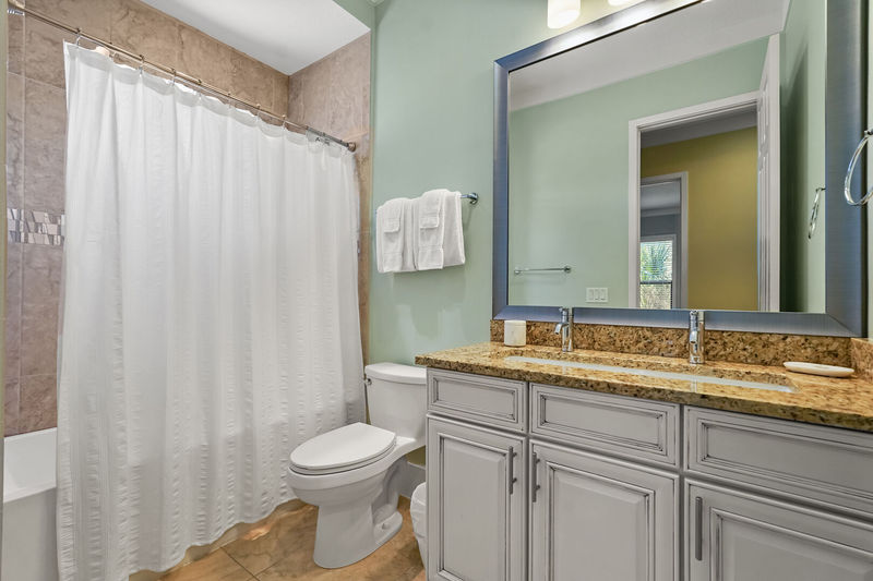 Upstairs hallway bathroom with a shower/tub combination