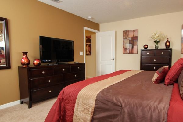 Master King Bedroom 4 (Angle)
Upstairs
Attached Bathroom 
Tub/Shower Combo
39" TV