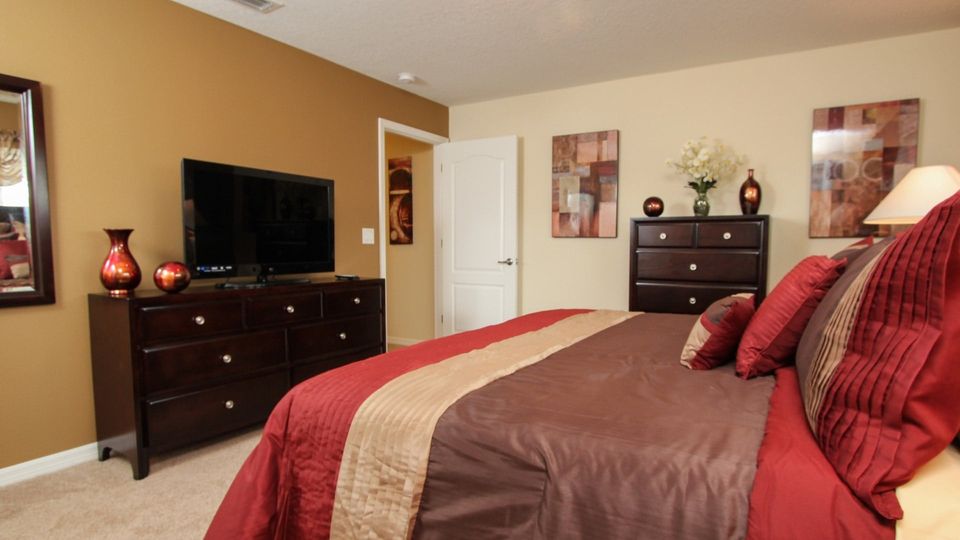 Master King Bedroom 4 (Angle)
Upstairs
Attached Bathroom 
Tub/Shower Combo
39" TV