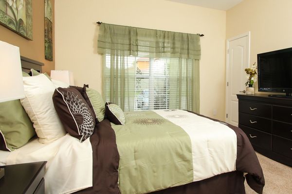 Queen Bedroom 1 (Angle)
39' TV