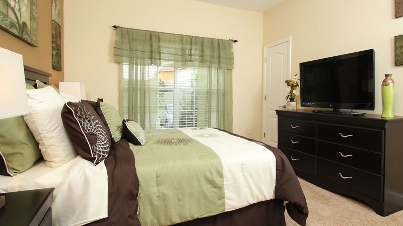 Queen Bedroom 1 (Angle)
39' TV
