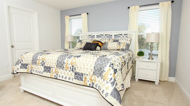 Master King Bedroom 2 
Upstairs
42" TV
Attached Bathroom
Tub & Shower