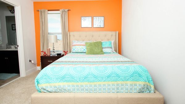 Queen Suite Bedroom 4 Upstairs
42" TV
Shared Bathroom
Tub/Shower Combo