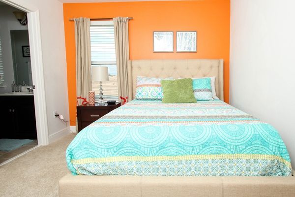 Queen Suite Bedroom 4 Upstairs
42" TV
Shared Bathroom
Tub/Shower Combo