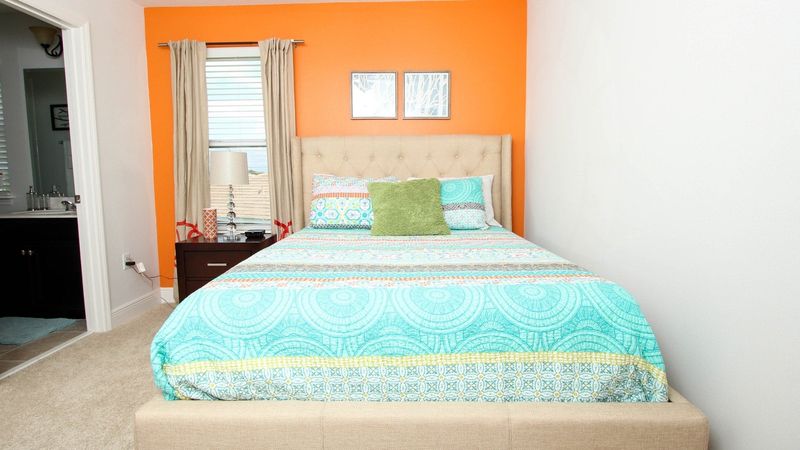 Queen Suite Bedroom 4 Upstairs
42" TV
Shared Bathroom
Tub/Shower Combo