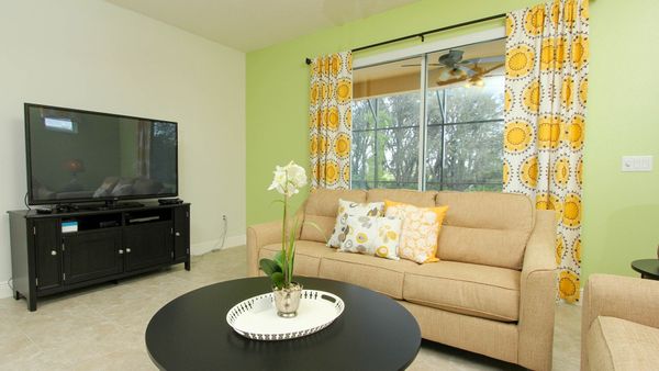 Living Room (Angle)
60" Smart TV