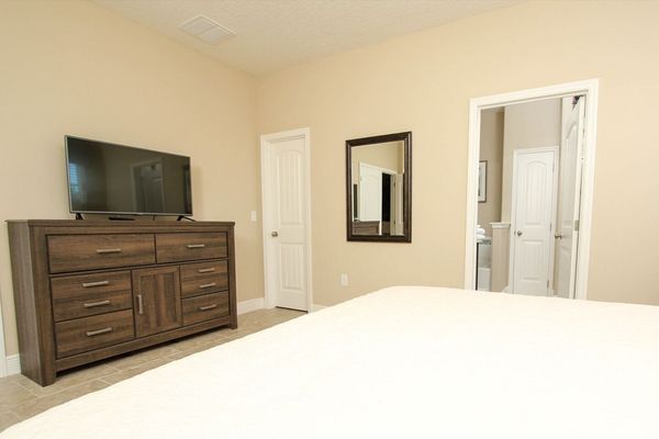 Master King Bedroom 1 (Angle)
42" TV