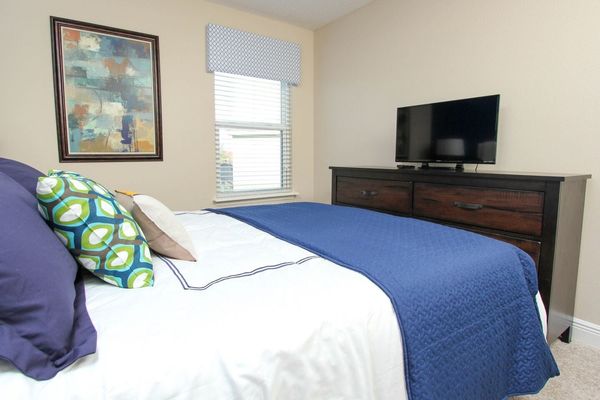 Queen Bedroom 5 (Angle)
32" TV