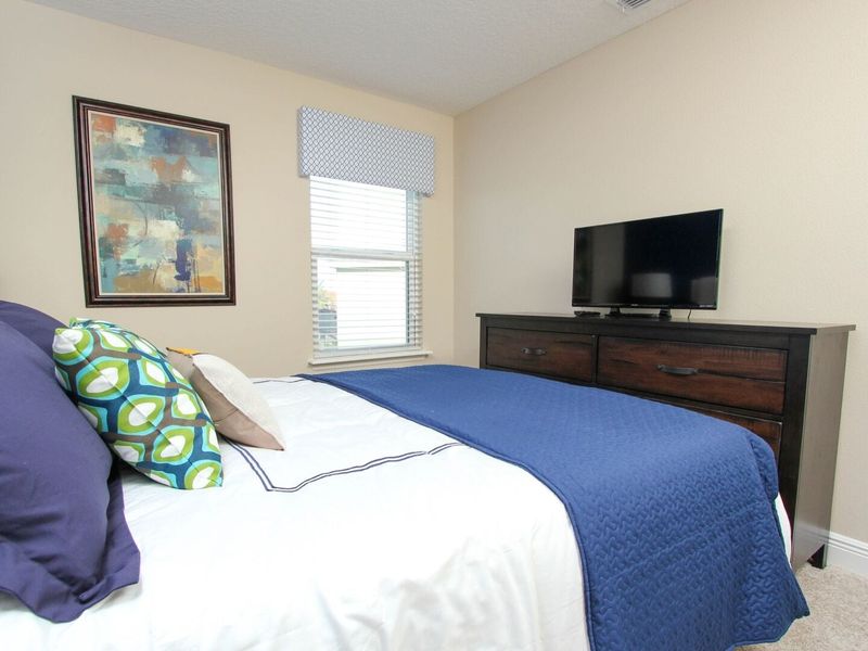 Queen Bedroom 5 (Angle)
32" TV