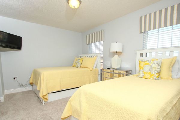 Twin/Double Bedroom 3 Upstairs
Shared Bathroom
32" TV
Tub/Shower Combo