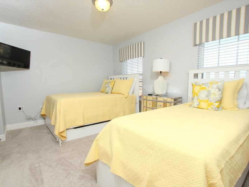 Twin/Double Bedroom 3 Upstairs
Shared Bathroom
32" TV
Tub/Shower Combo