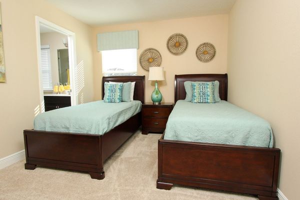 Twin/Twin Bedroom 4 Upstairs
Shared Bathroom
Tub/Shower Combo