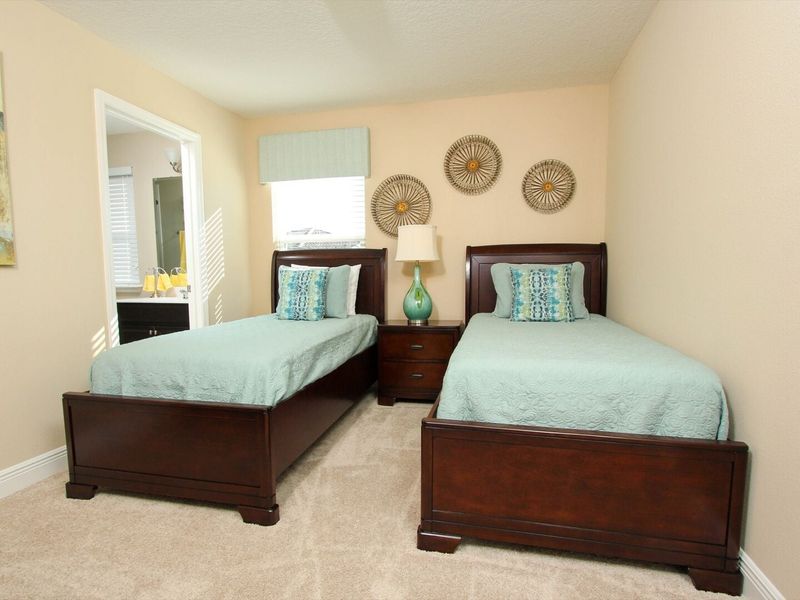 Twin/Twin Bedroom 4 Upstairs
Shared Bathroom
Tub/Shower Combo