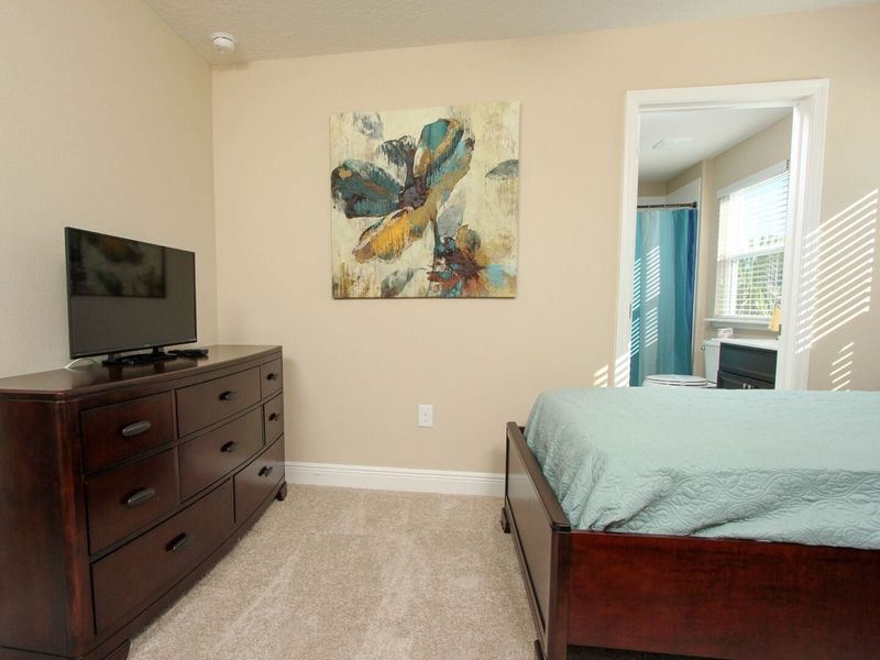 Twin/Twin Bedroom 4 (Angle)
32" TV