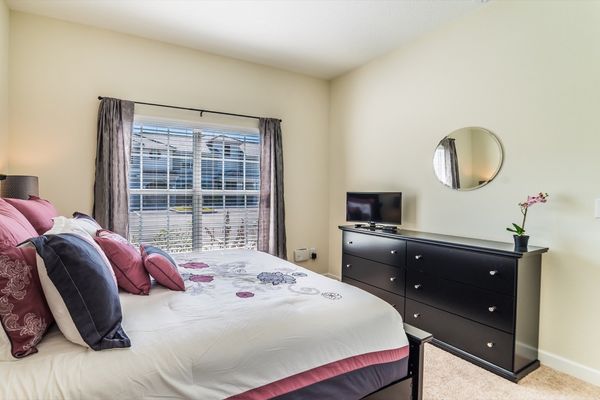 Queen Bedroom 1 Downstairs
24" TV