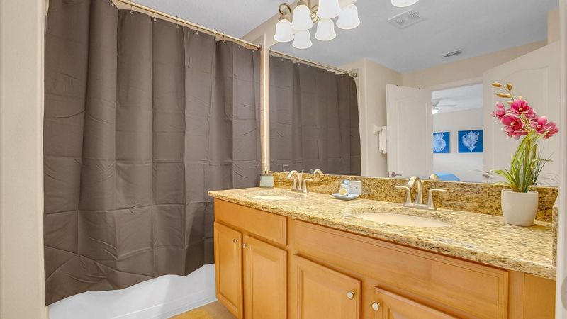 Master King Bathroom 3 (Angle)