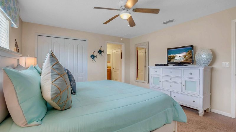 Master King Bedroom 4 (Angle)
32" TV DVD