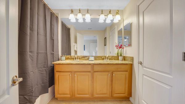 Master King Bathroom 3 Upstairs
Tub/Shower Combo