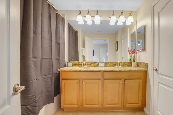 Master King Bathroom 3 Upstairs
Tub/Shower Combo