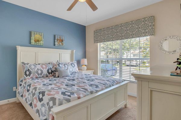 King Bedroom 1 (Angle)
32" TV DVD