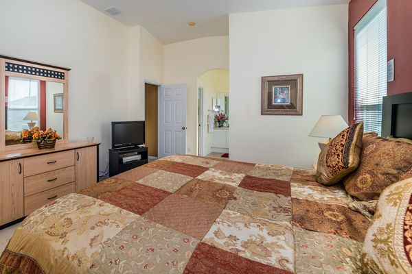 Master King Bedroom 1 (Angle)
32" TV