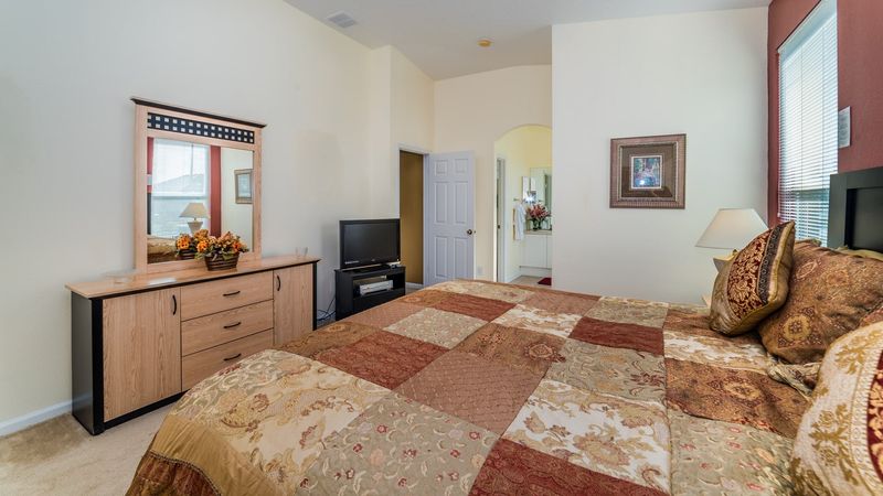 Master King Bedroom 1 (Angle)
32" TV