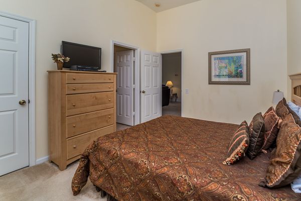 Queen Suite Bedroom 2 (Angle)
26" TV