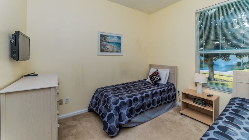 Two Twins Bedroom 4 (Angle)
32" Smart TV