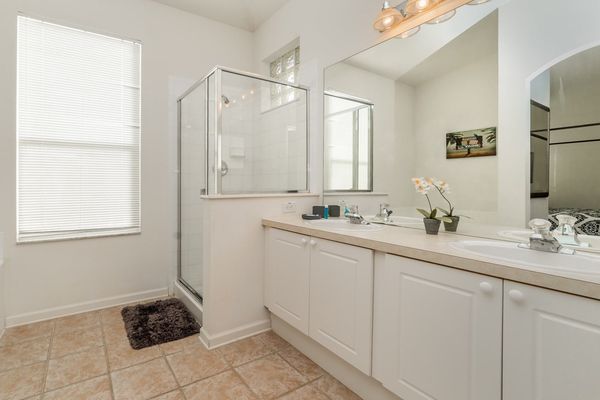 Master King Bathroom 1
Tub and Shower