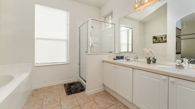 Master King Bathroom 1
Tub and Shower