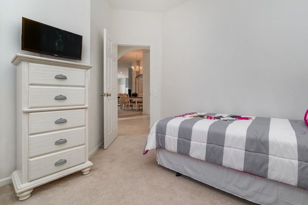 Two Twins Bedroom 3 (Angle)
32" TV