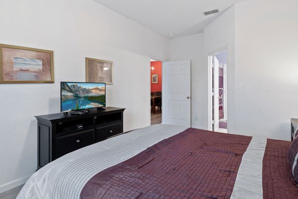 Master Queen Bedroom 1 (Angle)
32" TV