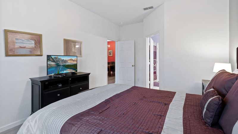 Master Queen Bedroom 1 (Angle)
32" TV