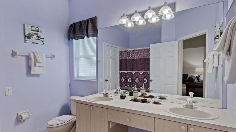 Master Queen Bathroom 1
Tub/Shower Combo