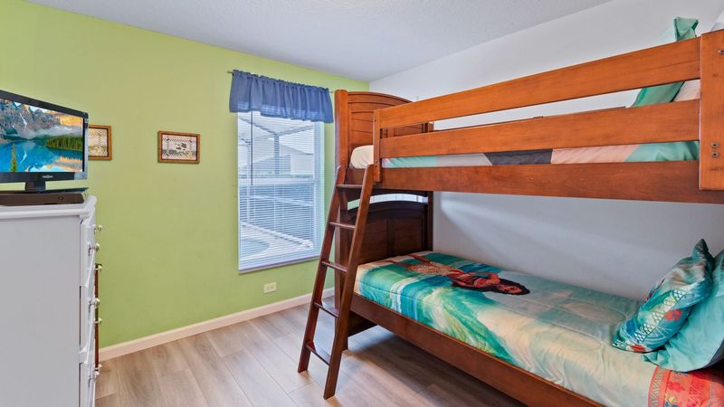 Twin/Twin Bunk Bedroom 4 
19" TV