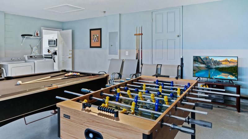 Game Room (Angle)
40" TV
Pool Table
Foosball