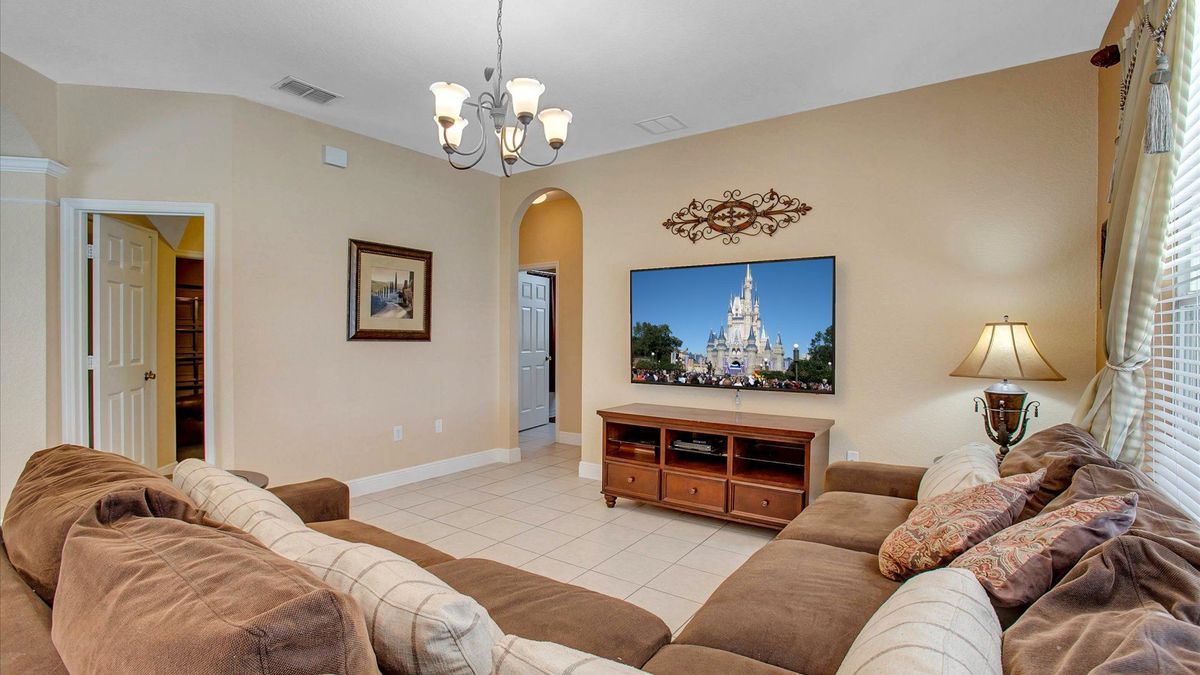 Family Room
70" Smart TV