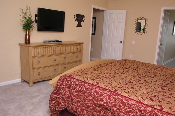 Master King Bedroom 1 (Angle)
32" TV