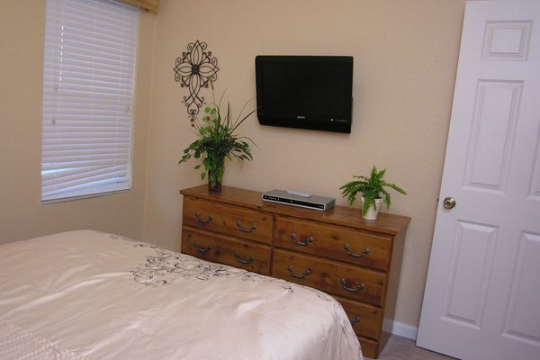 Queen Bedroom 2 (Angle)
26" TV