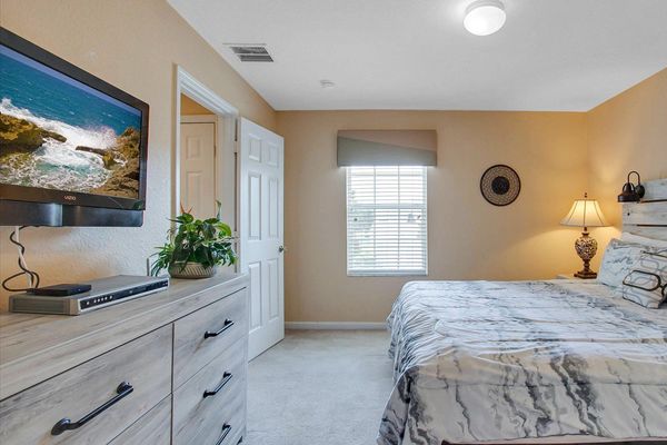 King Suite Bedroom 6 (Angle)
32" TV