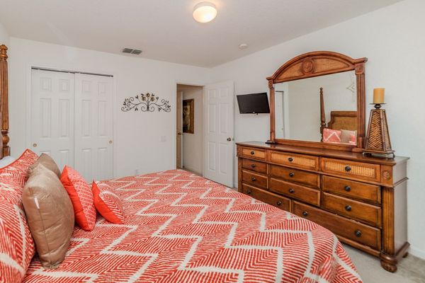 King Suite Bedroom 4 (Angle)
24" TV