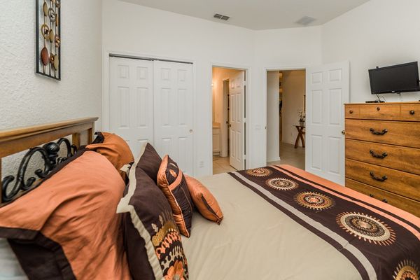 Queen Suite Bedroom 2 (Angle)
24" TV