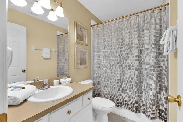 Hall Bathroom 
(Next to Bed 4) 
(Tub/Shower Combo)
Upstairs