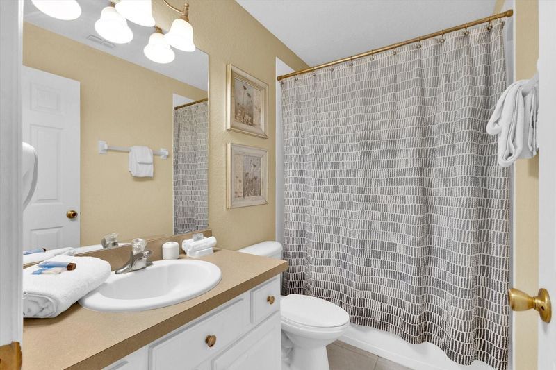 Hall Bathroom 
(Next to Bed 4) 
(Tub/Shower Combo)
Upstairs