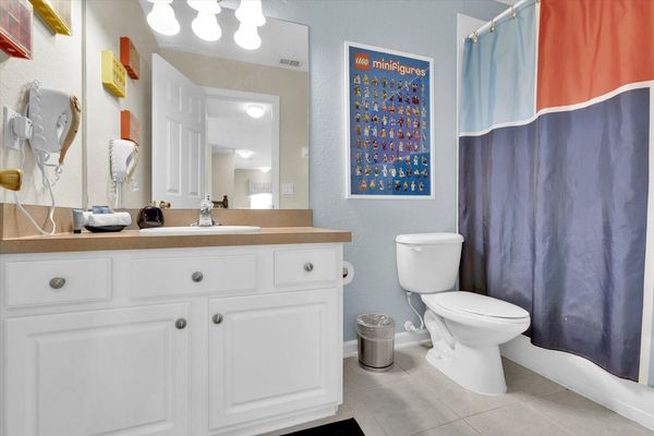 Hall Bathroom 5 
(Next to Bed 5)
(Tub/Shower Combo)
Upstairs