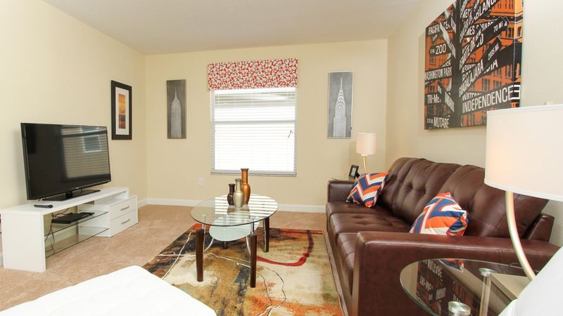 Loft (Angle)
42" TV