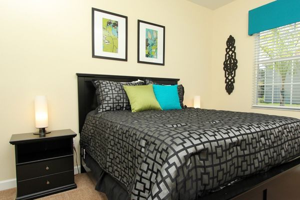 Queen Bedroom 6 Downstairs
32" Roku TV